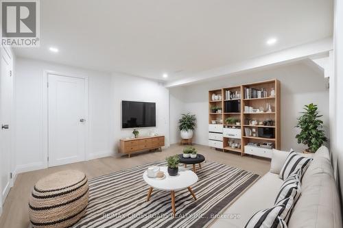 36 Queen Street, Barrie, ON - Indoor Photo Showing Living Room