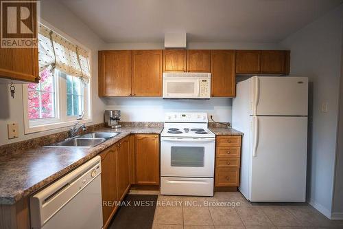 11 - 11 Royalton Lane, Collingwood, ON - Indoor Photo Showing Kitchen With Double Sink