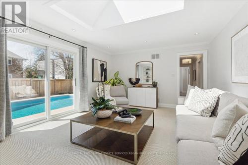 2072 Chippewa Trail, Mississauga, ON - Indoor Photo Showing Living Room