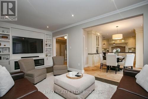 6373 Donway Drive, Mississauga, ON - Indoor Photo Showing Living Room