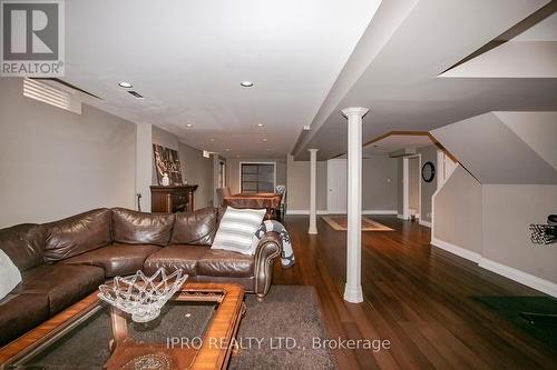 6373 Donway Drive, Mississauga, ON - Indoor Photo Showing Living Room