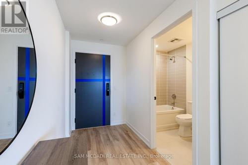 405 - 335 Wheat Boom Drive, Oakville, ON - Indoor Photo Showing Bathroom