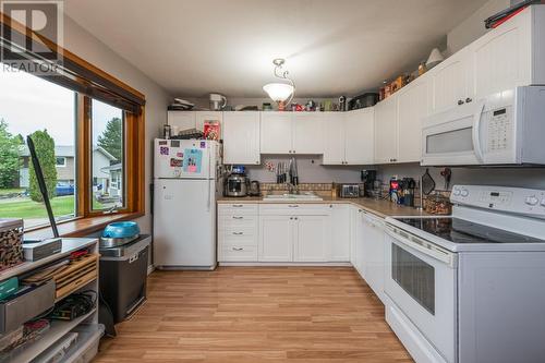 229 Dupre Avenue, Prince George, BC - Indoor Photo Showing Kitchen