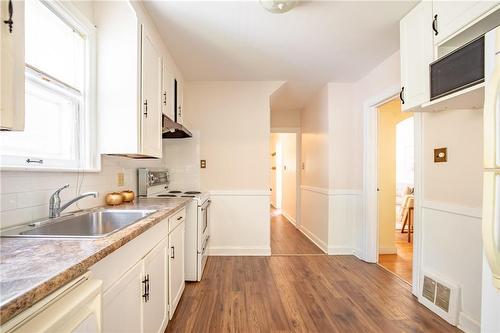 136 Glen Road, Hamilton, ON - Indoor Photo Showing Kitchen