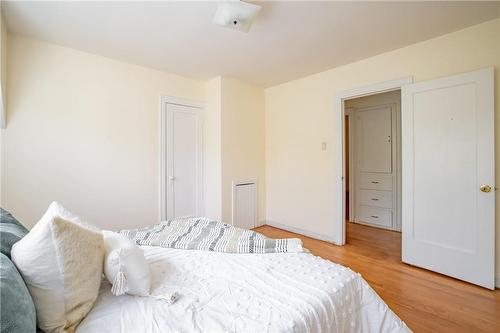 136 Glen Road, Hamilton, ON - Indoor Photo Showing Bedroom