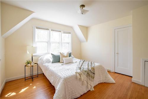 136 Glen Road, Hamilton, ON - Indoor Photo Showing Bedroom