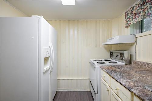 136 Glen Road, Hamilton, ON - Indoor Photo Showing Kitchen