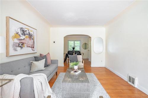 136 Glen Road, Hamilton, ON - Indoor Photo Showing Living Room