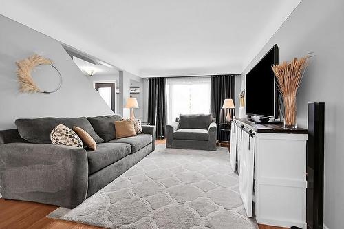 418 Upper Kenilworth Avenue, Hamilton, ON - Indoor Photo Showing Living Room