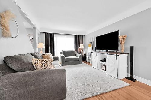 418 Upper Kenilworth Avenue, Hamilton, ON - Indoor Photo Showing Living Room