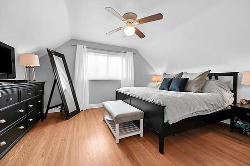 418 Upper Kenilworth Avenue, Hamilton, ON - Indoor Photo Showing Bedroom