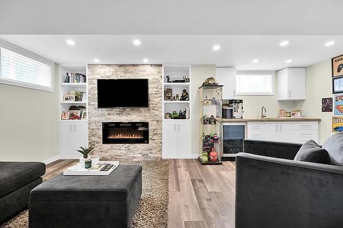 418 Upper Kenilworth Avenue, Hamilton, ON - Indoor Photo Showing Living Room With Fireplace