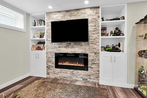 418 Upper Kenilworth Avenue, Hamilton, ON - Indoor Photo Showing Living Room With Fireplace