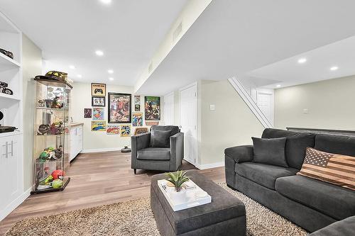 418 Upper Kenilworth Avenue, Hamilton, ON - Indoor Photo Showing Living Room