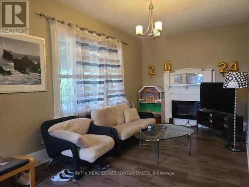 414 Ashland Avenue N, London, ON - Indoor Photo Showing Living Room With Fireplace