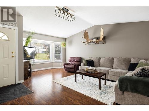 1049 11 Avenue, Vernon, BC - Indoor Photo Showing Living Room