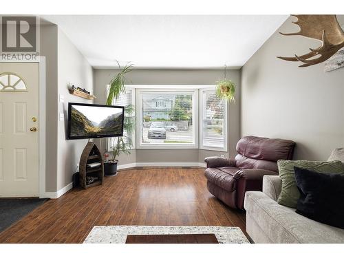 1049 11 Avenue, Vernon, BC - Indoor Photo Showing Living Room