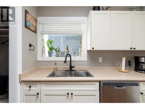 1049 11 Avenue, Vernon, BC - Indoor Photo Showing Kitchen With Double Sink