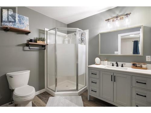 1049 11 Avenue, Vernon, BC - Indoor Photo Showing Bathroom