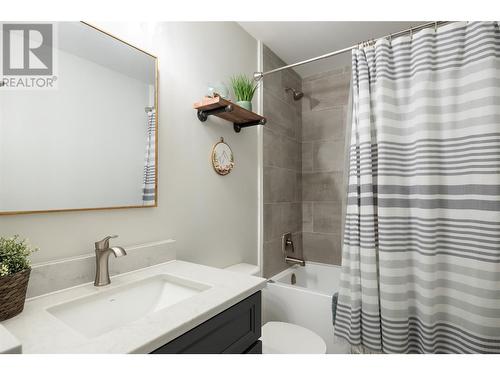 1049 11 Avenue, Vernon, BC - Indoor Photo Showing Bathroom