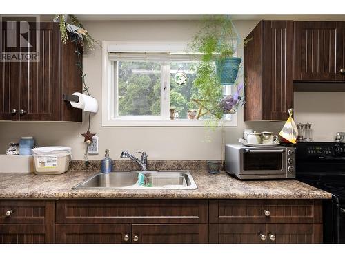 1049 11 Avenue, Vernon, BC - Indoor Photo Showing Kitchen With Double Sink