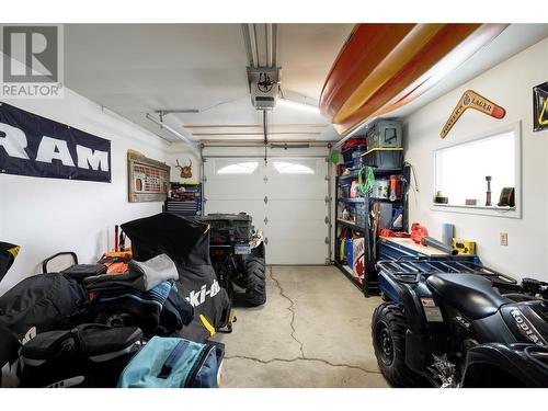 1049 11 Avenue, Vernon, BC - Indoor Photo Showing Garage