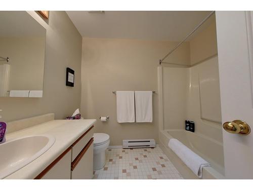 545 20Th Avenue S, Cranbrook, BC - Indoor Photo Showing Bathroom