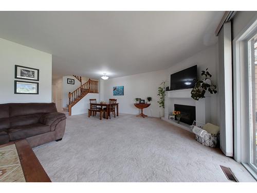 545 20Th Avenue S, Cranbrook, BC - Indoor Photo Showing Living Room