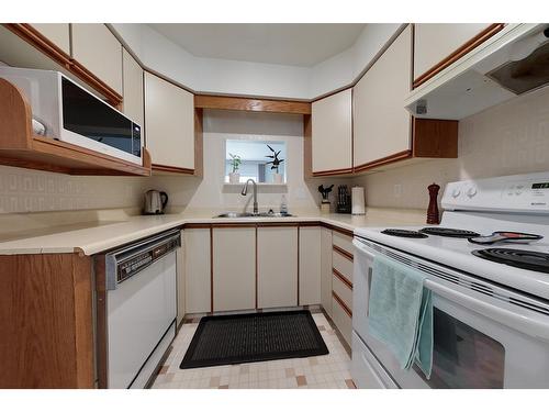 545 20Th Avenue S, Cranbrook, BC - Indoor Photo Showing Kitchen