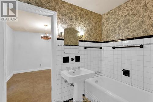 2094 Willistead, Windsor, ON - Indoor Photo Showing Bathroom