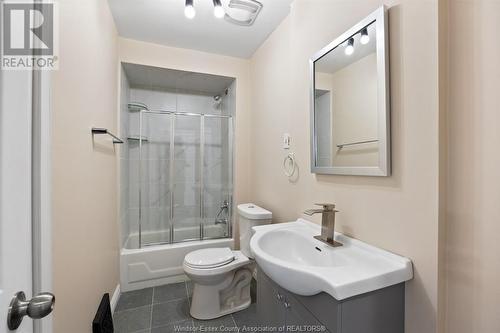 215 Curry Avenue, Windsor, ON - Indoor Photo Showing Bathroom