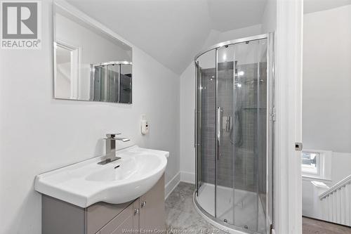 215 Curry Avenue, Windsor, ON - Indoor Photo Showing Bathroom