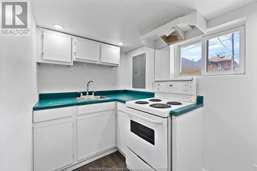 215 Curry Avenue, Windsor, ON - Indoor Photo Showing Kitchen