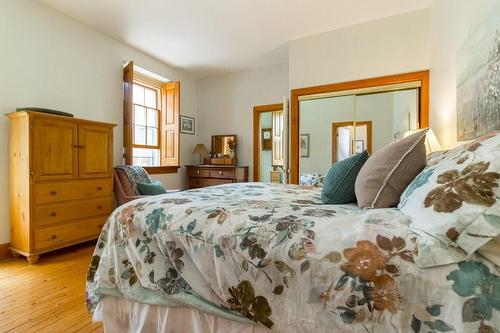 214 Bay Street S, Hamilton, ON - Indoor Photo Showing Bedroom