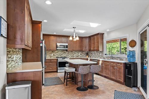3220 Sagebrush Court, West Kelowna, BC - Indoor Photo Showing Kitchen With Upgraded Kitchen