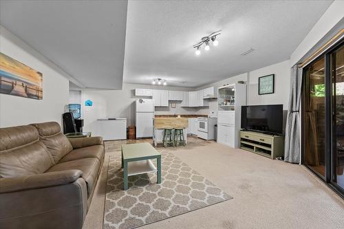 3220 Sagebrush Court, West Kelowna, BC - Indoor Photo Showing Living Room
