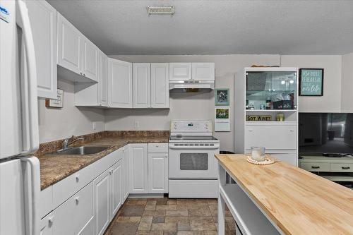 3220 Sagebrush Court, West Kelowna, BC - Indoor Photo Showing Kitchen