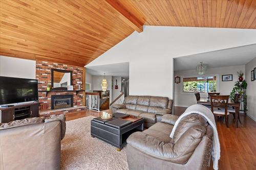 3220 Sagebrush Court, West Kelowna, BC - Indoor Photo Showing Living Room With Fireplace