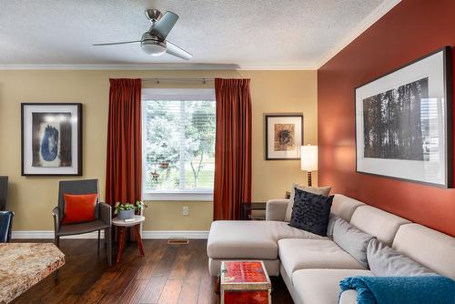 955 Theodora Road, Kelowna, BC - Indoor Photo Showing Living Room