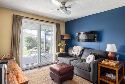 955 Theodora Road, Kelowna, BC - Indoor Photo Showing Living Room