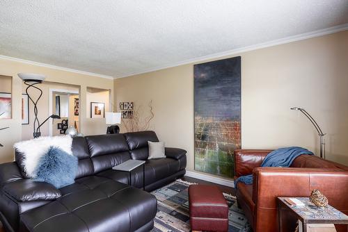 955 Theodora Road, Kelowna, BC - Indoor Photo Showing Living Room