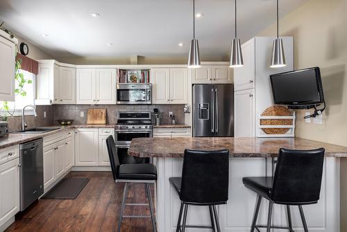 955 Theodora Road, Kelowna, BC - Indoor Photo Showing Kitchen With Upgraded Kitchen