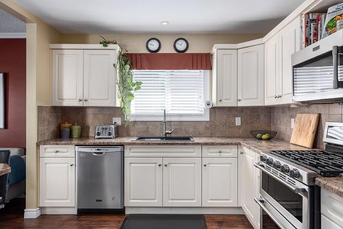 955 Theodora Road, Kelowna, BC - Indoor Photo Showing Kitchen With Upgraded Kitchen