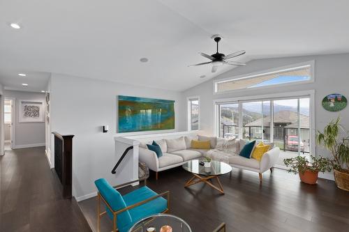 1250 Tanemura Crescent, Kelowna, BC - Indoor Photo Showing Living Room