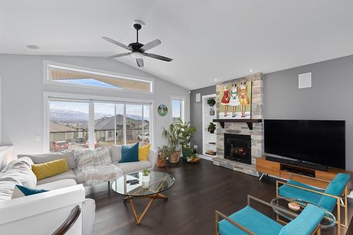 1250 Tanemura Crescent, Kelowna, BC - Indoor Photo Showing Living Room