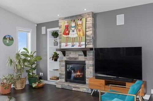 1250 Tanemura Crescent, Kelowna, BC - Indoor Photo Showing Living Room