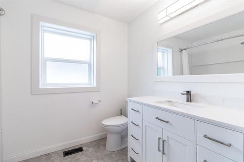 189 Merlin Court, Kelowna, BC - Indoor Photo Showing Bathroom