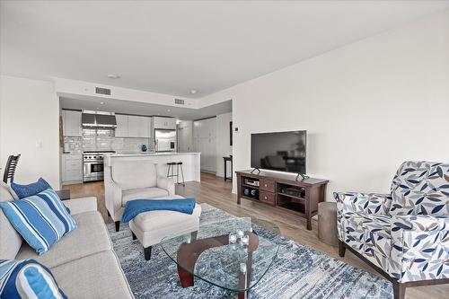 806-485 Groves Avenue, Kelowna, BC - Indoor Photo Showing Living Room
