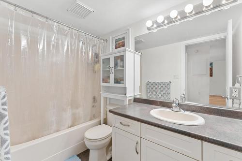 202-4058 Lakeshore Road, Kelowna, BC - Indoor Photo Showing Bathroom