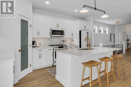 1890 Viewpoint Crescent, Kelowna, BC - Indoor Photo Showing Kitchen With Upgraded Kitchen